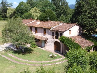 Casale in Vendita a Lucca, zona Nord, 950'000€, 350 m², con Box