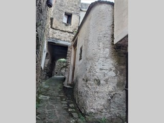 Casa Semi Indipendente in Vendita a Serramezzana, zona Centro, 28'500€, 40 m²