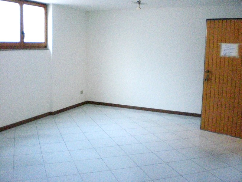 Ufficio in Affitto a Selargius, zona Via zara, 650€, 140 m²