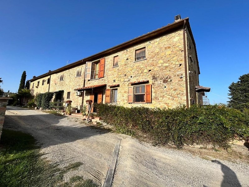 Casale in Vendita a Gambassi Terme, 620'000€, 580 m²