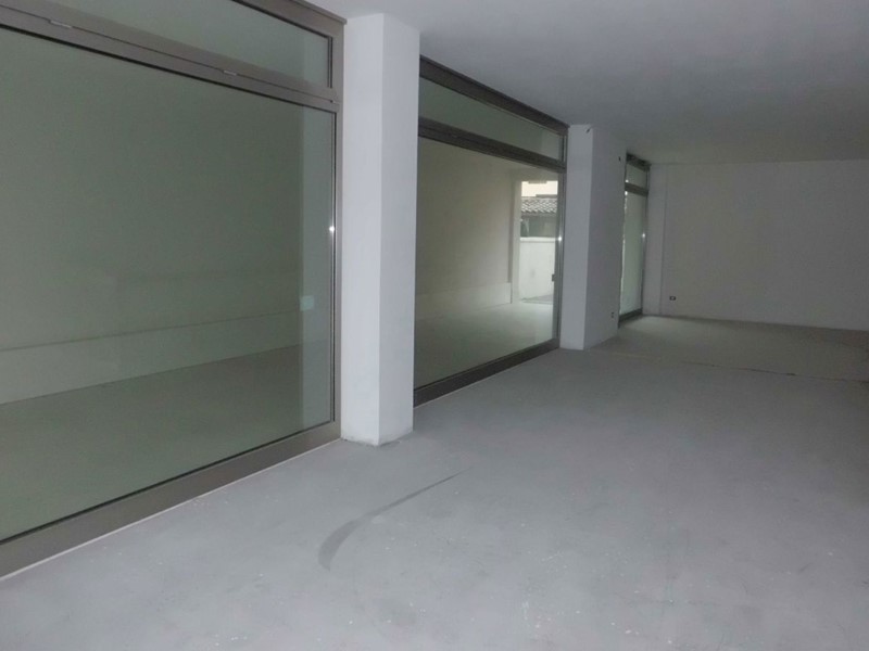 Negozio in Affitto a Marostica, 1'100€, 145 m²