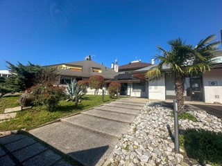 Immobile commerciale in Vendita a Latisana, 398'000€, 306 m²