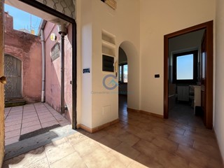 Casa Indipendente in Vendita a Catanzaro, zona Santa Maria, 119'000&euro;, 272 m², con Box