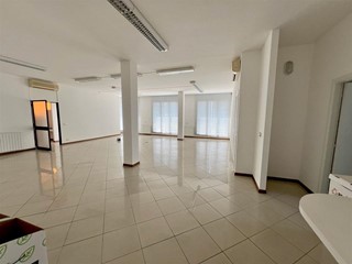 Ufficio in Affitto a Pisa, zona Ospedaletto, 3'500€, 335 m²