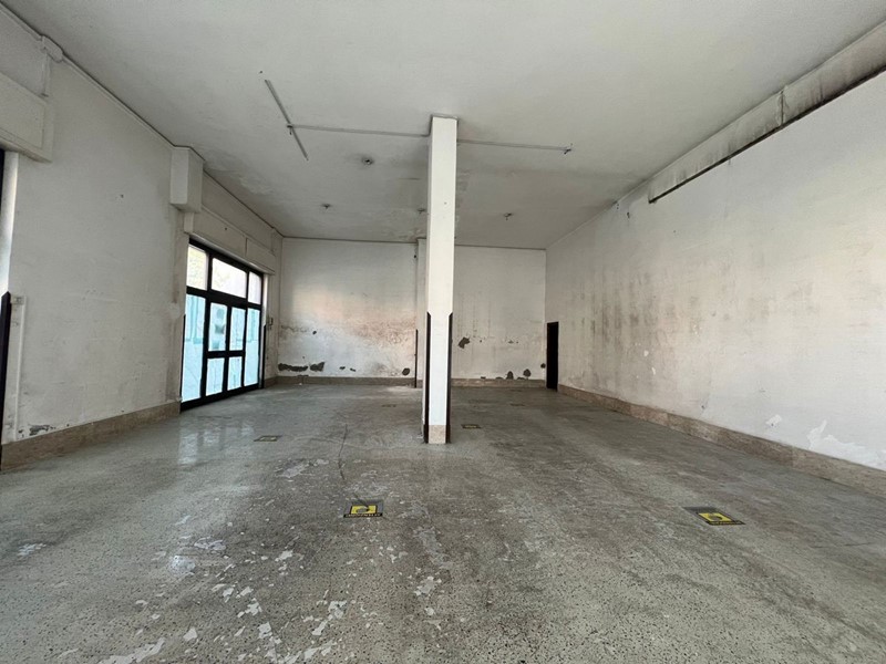 Negozio in Affitto a Cassino, 1'200€, 140 m²