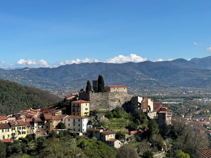 Casa Semi Indipendente in Vendita a Ameglia, 498'000€, 440 m²