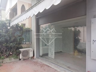 Immobile commerciale in Vendita a Carrara, zona Marina di Carrara, 180'000€, 139 m²