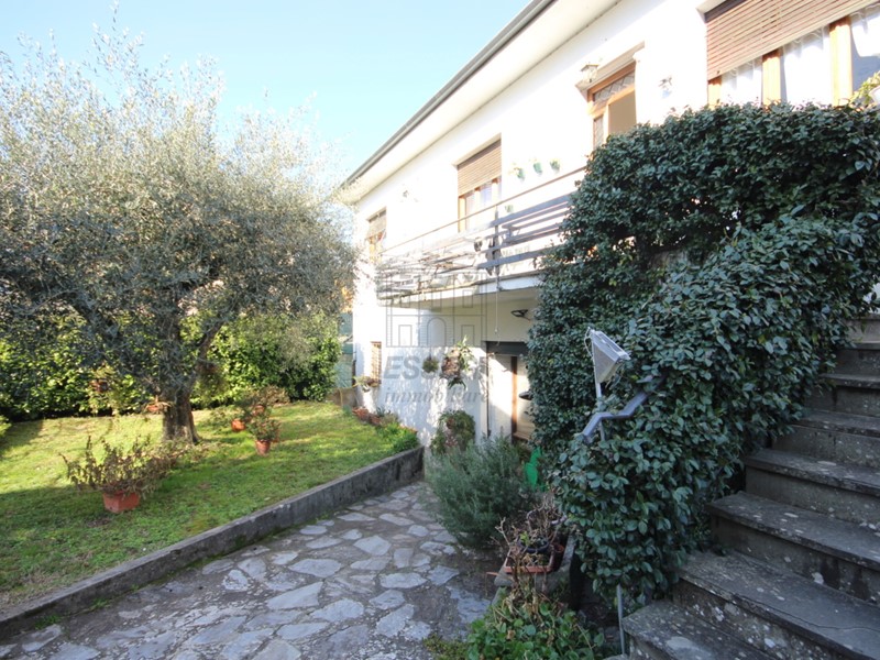 Villa in Vendita a Lucca, zona Nord, 230'000€, 315 m², con Box