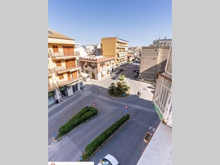 Appartamento in Vendita a Siracusa, zona Tisia Tica Zecchino, 90'000&euro;, 142 m²