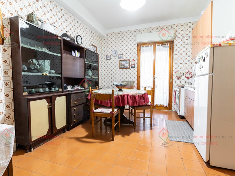 Appartamento in Vendita a Siracusa, zona Pizzuta Scala Greca, 140'000&euro;, 157 m²