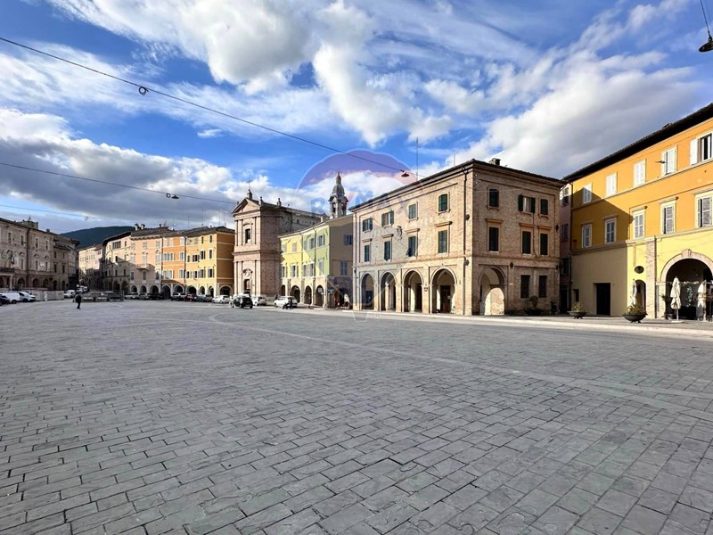 Immobile commerciale in Vendita a San Severino Marche, 695'000€, 649 m²