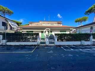 Villa bifamiliare in Vendita a Forte dei Marmi, zona Vittoria Apuana, 1'400'000€, 180 m², arredato
