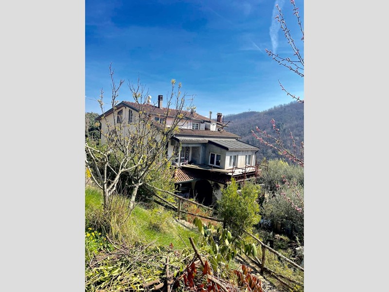 Casa Indipendente in Vendita a Tresana, 500'000€, 381 m², arredato