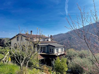Casa Indipendente in Vendita a Tresana, 500'000€, 381 m², arredato