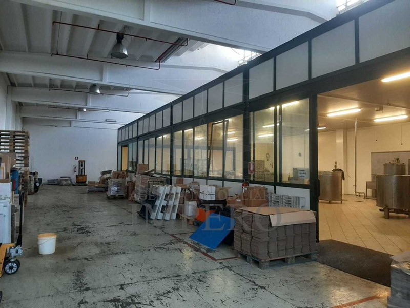 Capannone in Vendita a Camporosso, 1'400'000€, 700 m²