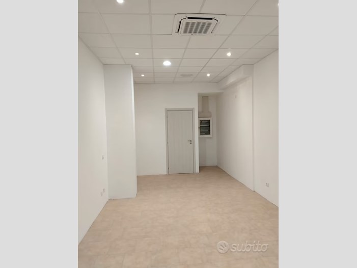 Negozio in Affitto a Jesolo, zona Lido, 111€, 48 m²