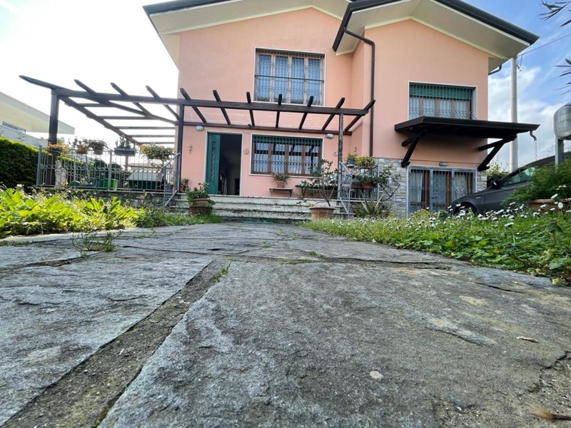 Casa Indipendente in Vendita a Pietrasanta, zona Marina Di Pietrasanta, 890'000€, 180 m², con Box