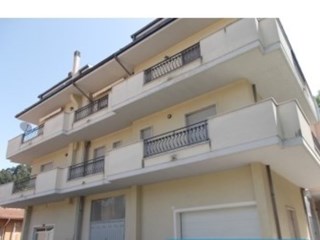 Quadrilocale in Vendita a Popoli, 160'000€, 92 m², con Box