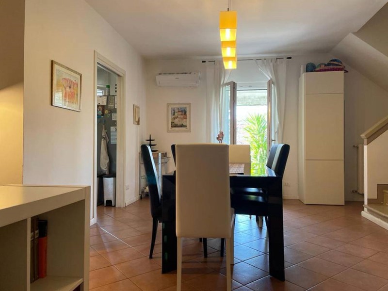 Villa bifamiliare in Vendita a Lucca, 420'000€, 200 m², arredato