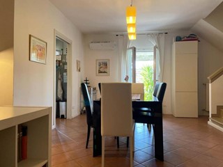 Villa bifamiliare in Vendita a Lucca, 420'000€, 200 m², arredato