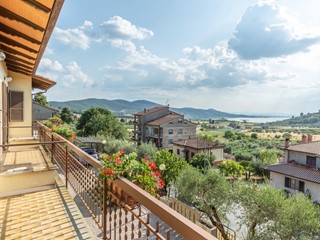 Villa in Vendita a Magione, zona San Savino, 249'000€, 379 m², con Box