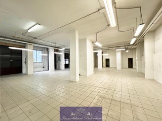 Capannone in Vendita a Firenze, zona Novoli, 350'000€, 310 m²