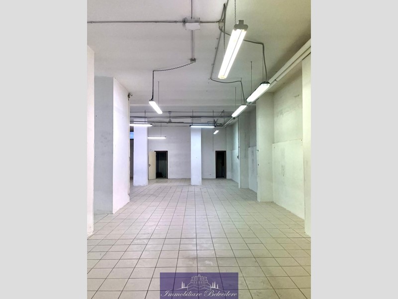 Capannone in Vendita a Firenze, zona Novoli, 350'000€, 310 m²
