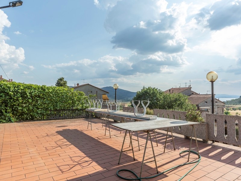 Villa in Vendita a Magione, zona San Savino, 249'000€, 379 m², con Box