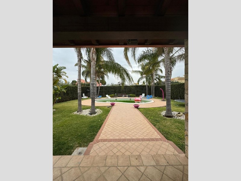 Villa in Vendita a Melilli, 450'000€, 626 m², arredato, con Box