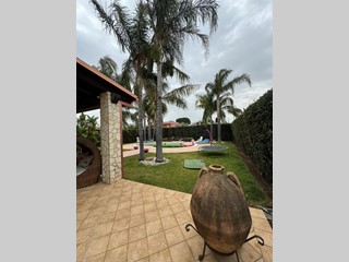 Villa in Vendita a Melilli, 450'000€, 626 m², arredato, con Box