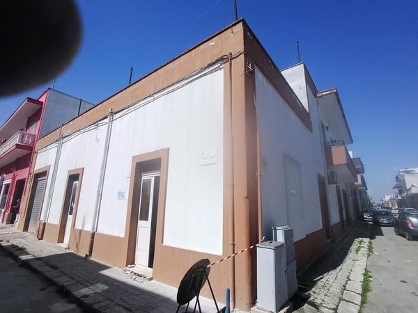 Casa Indipendente in Vendita a San Donaci, zona Via Doria 13 Angolo di Via Dei Mille, 70'000€, 230 m², con Box