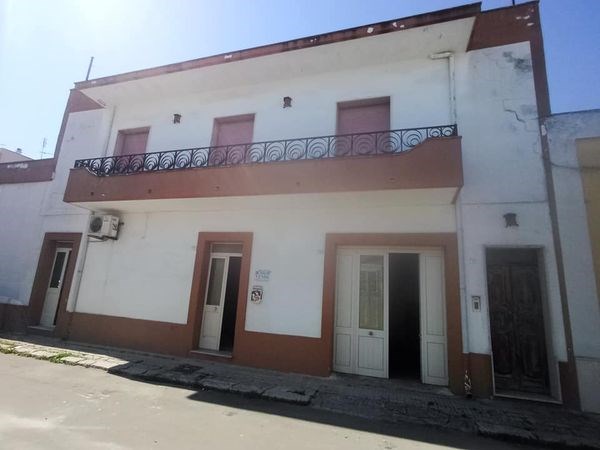 Casa Indipendente in Vendita a San Donaci, zona Via Dei Mille 7, 60'000€, 180 m², con Box