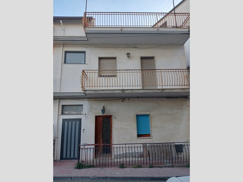 Casa Indipendente in Vendita a Giardini Naxos, zona Calcarone, 201'000€, 314 m²