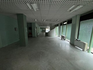 Immobile commerciale in Affitto a Massa, 2'000€, 280 m²