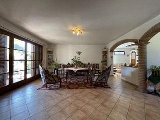 Casa Indipendente in Vendita a Massarosa, zona Bozzano, 670'000€, 200 m²