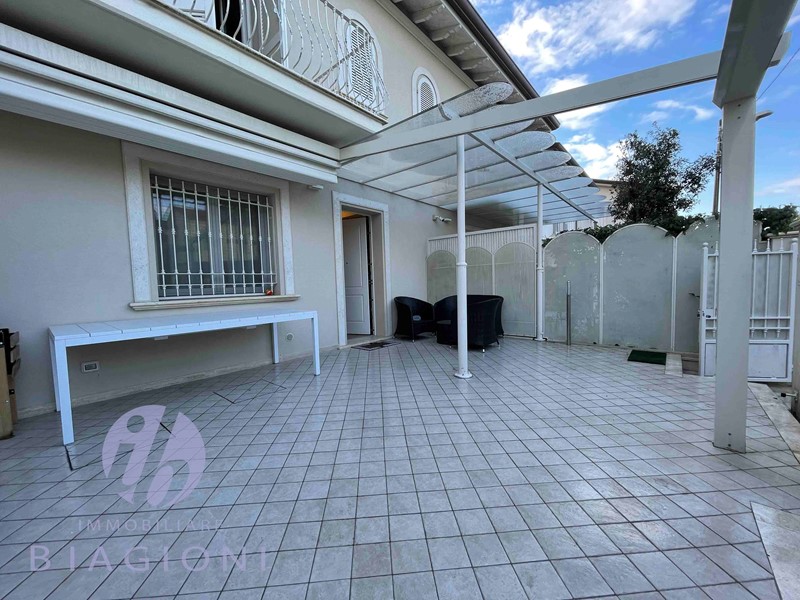 Villa bifamiliare in Vendita a Pietrasanta, zona Tonfano, 940'000€, 120 m², arredato