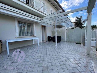 Villa bifamiliare in Vendita a Pietrasanta, zona Tonfano, 940'000€, 120 m², arredato