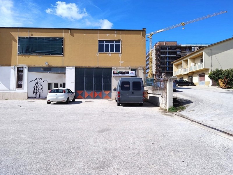 Capannone in Vendita a Campobasso, 250'000€, 220 m²