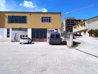 Capannone in Vendita a Campobasso, 250'000€, 220 m²