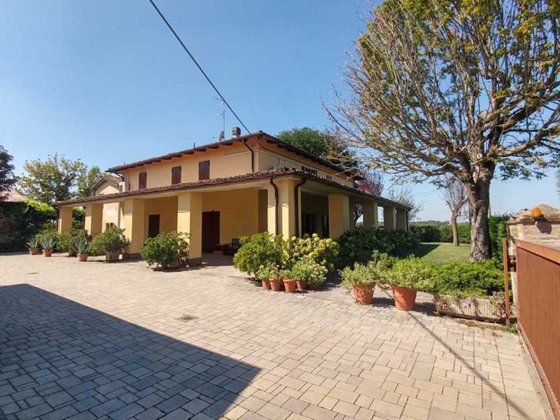 Casa Indipendente in Vendita a Modena, zona Cittanova, 650'000€, 604 m², con Box