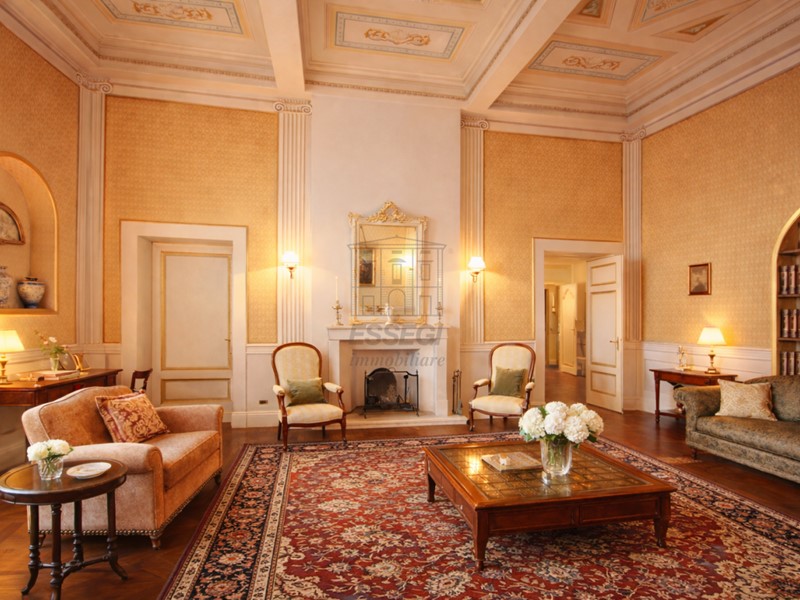 Appartamento in Vendita a Lucca, zona Centro storico, 1'300'000&euro;, 320 m²