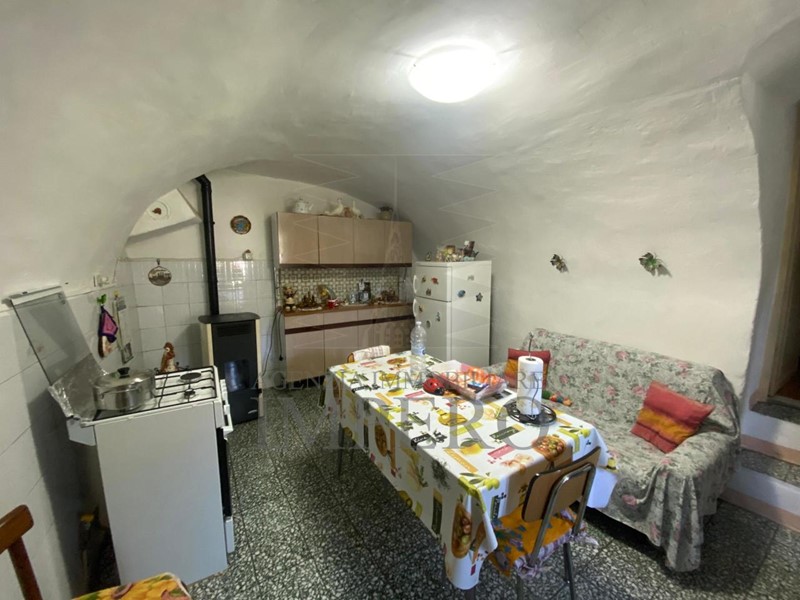 Appartamento in Vendita a Ventimiglia, zona Serro, 80'000€, 220 m²