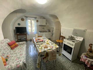 Appartamento in Vendita a Ventimiglia, zona Serro, 80'000€, 220 m²