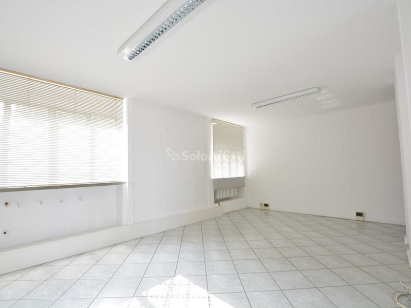 Ufficio in Affitto a Nole, 450€, 75 m²