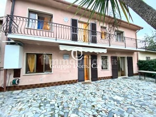 Villa bifamiliare in Affitto a Forte dei Marmi, 10'000€, 100 m², arredato