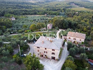 Casale in Vendita a Monteriggioni, zona Pian Del Lago, 600'000€, 310 m², arredato