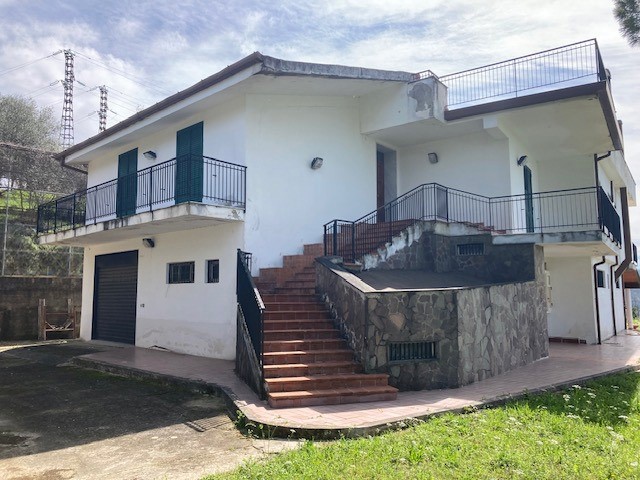 Villa in Vendita a Olevano sul Tusciano, 650'000&euro;, 250 m²
