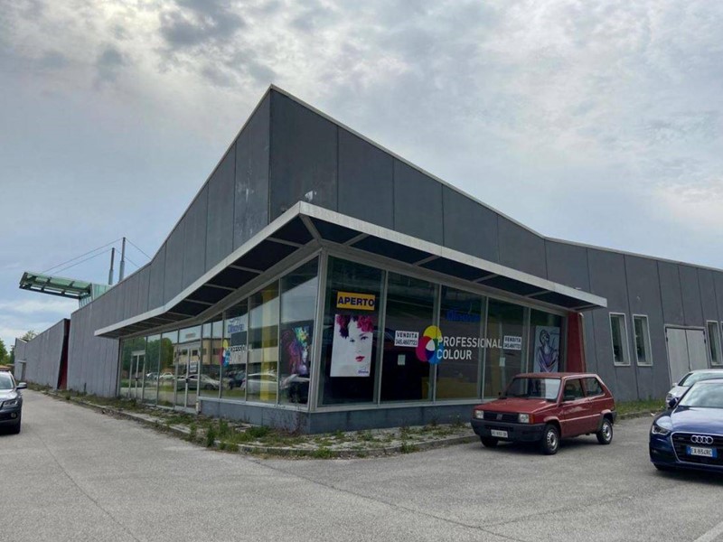 Immobile commerciale in Vendita a Codroipo, 1'042'000€, 2925 m²
