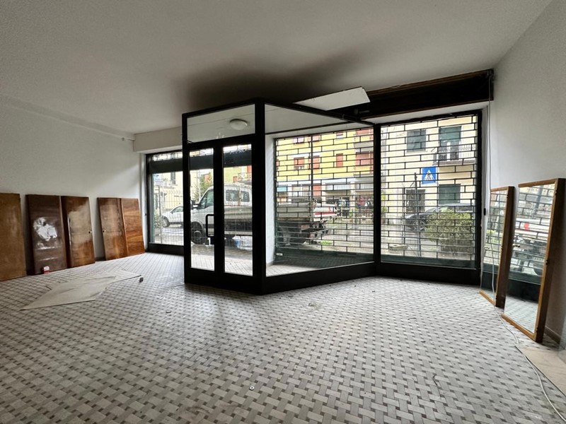 Negozio in Affitto a Arezzo, 1'300€, 167 m²