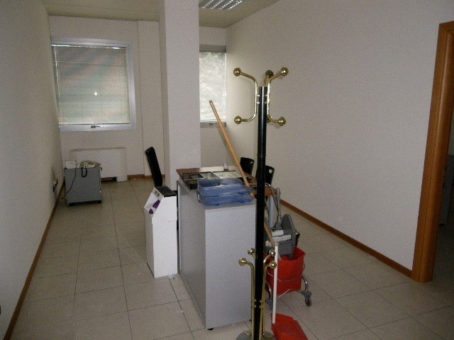 Ufficio in Vendita a Reggio Emilia, zona San Maurizio, 99'000€, 70 m², con Box